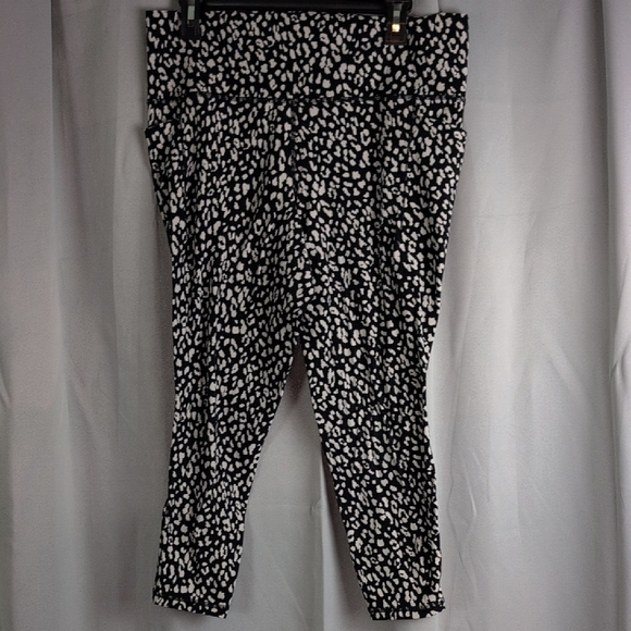 Athleta Black and White Patterned Leggings - Picture 1 of 6